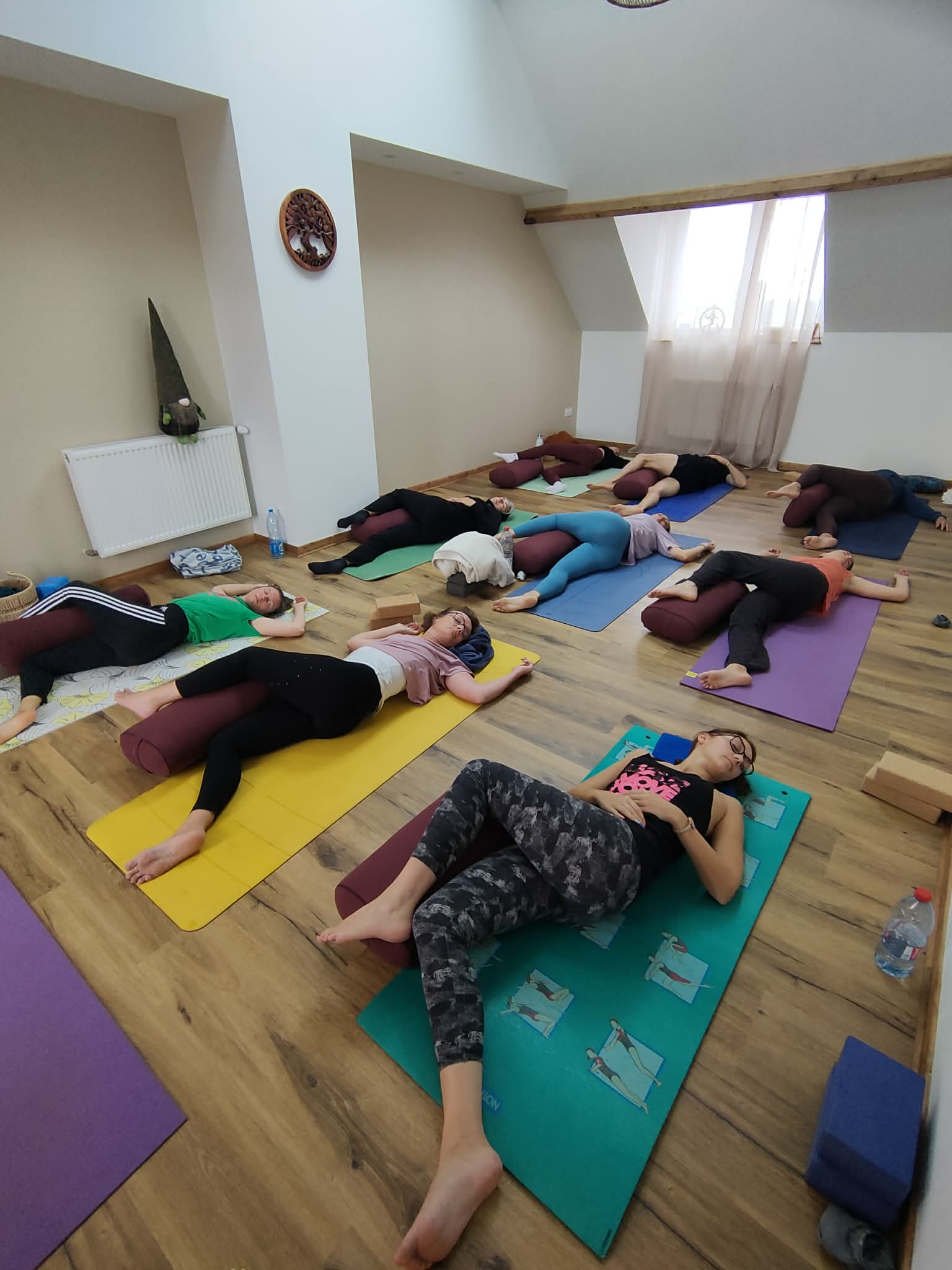 Séance collective de Yin Yoga avec supports et bolsters